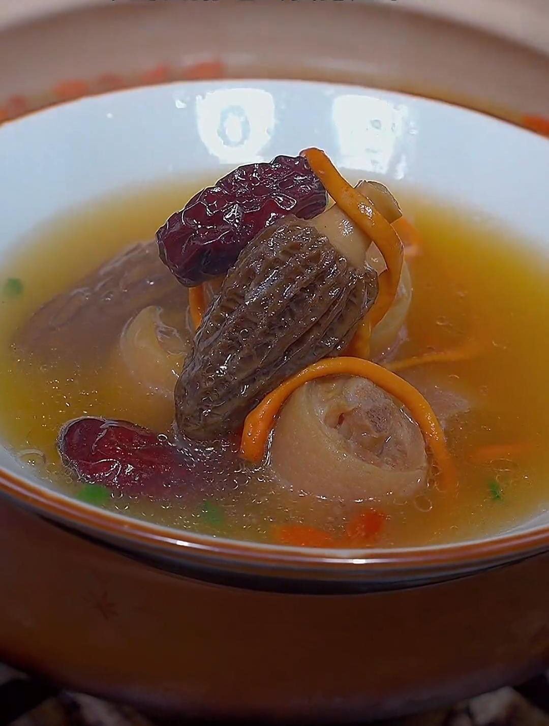 松茸菌菇猪尾汤的家常做法