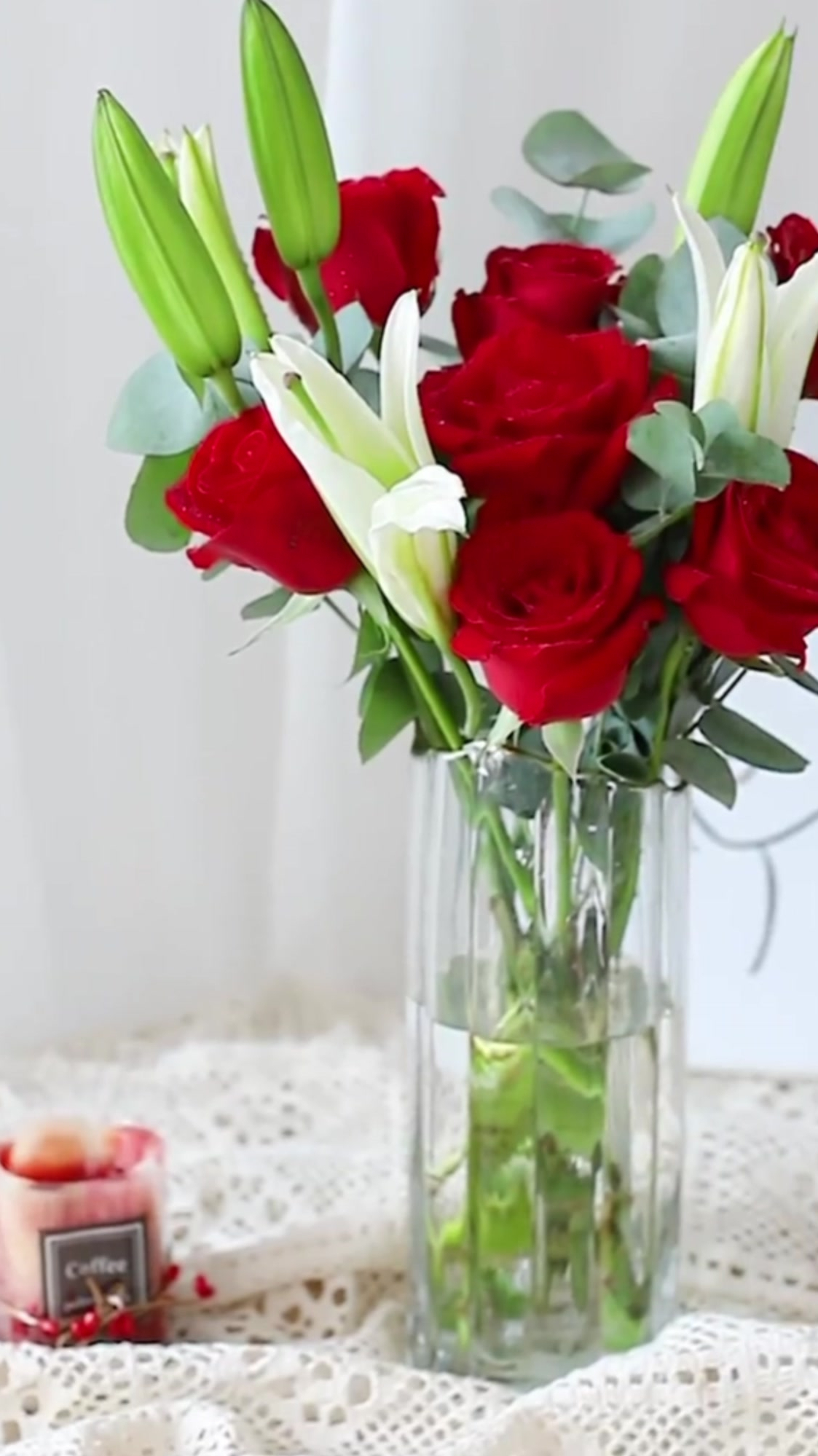 气质与美貌兼备的红玫瑰百合插花教程-度小视