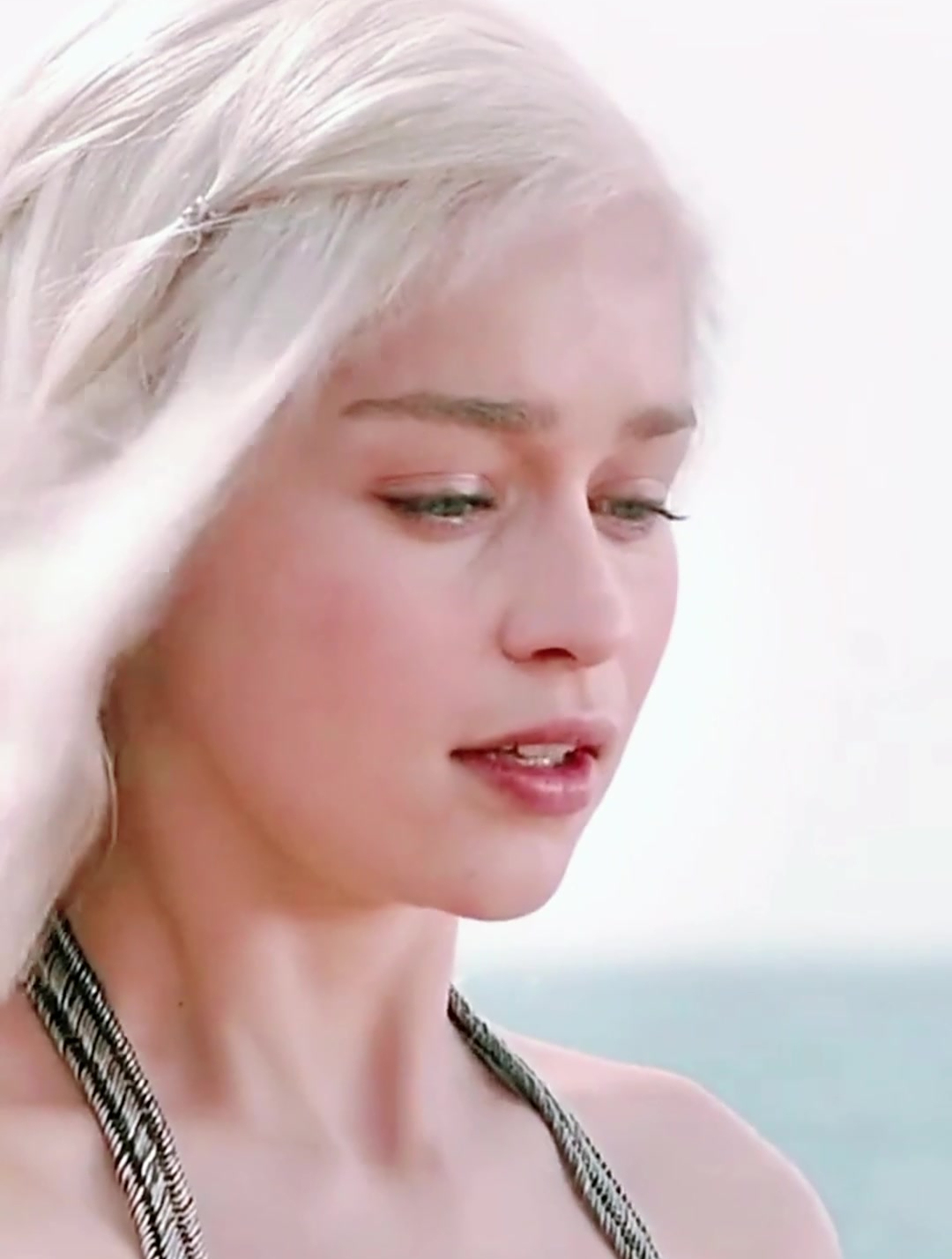 龙母低胸大秀性感,网友:现实中的龙母,身材真是迷之比例