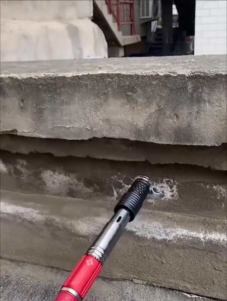 这是号称吊顶神器的炮钉枪,一体射钉,不用油不用电-度小视