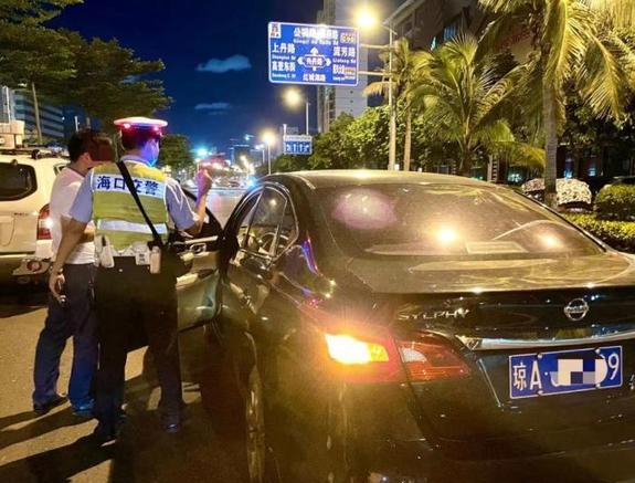 广东网友曝高速交警夜间拦停车辆执法?警方回复