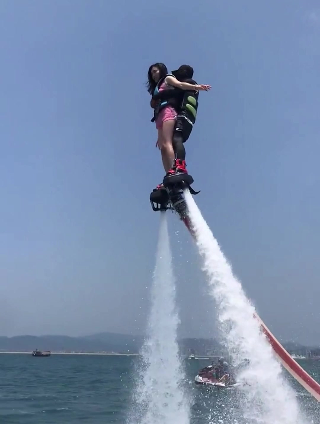 带老婆去玩水上飞人,教练接下来的动作,暴露了人品!