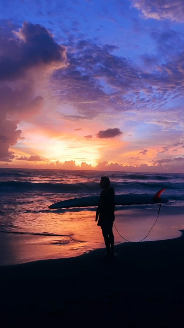 夜晚美丽的一人沙滩