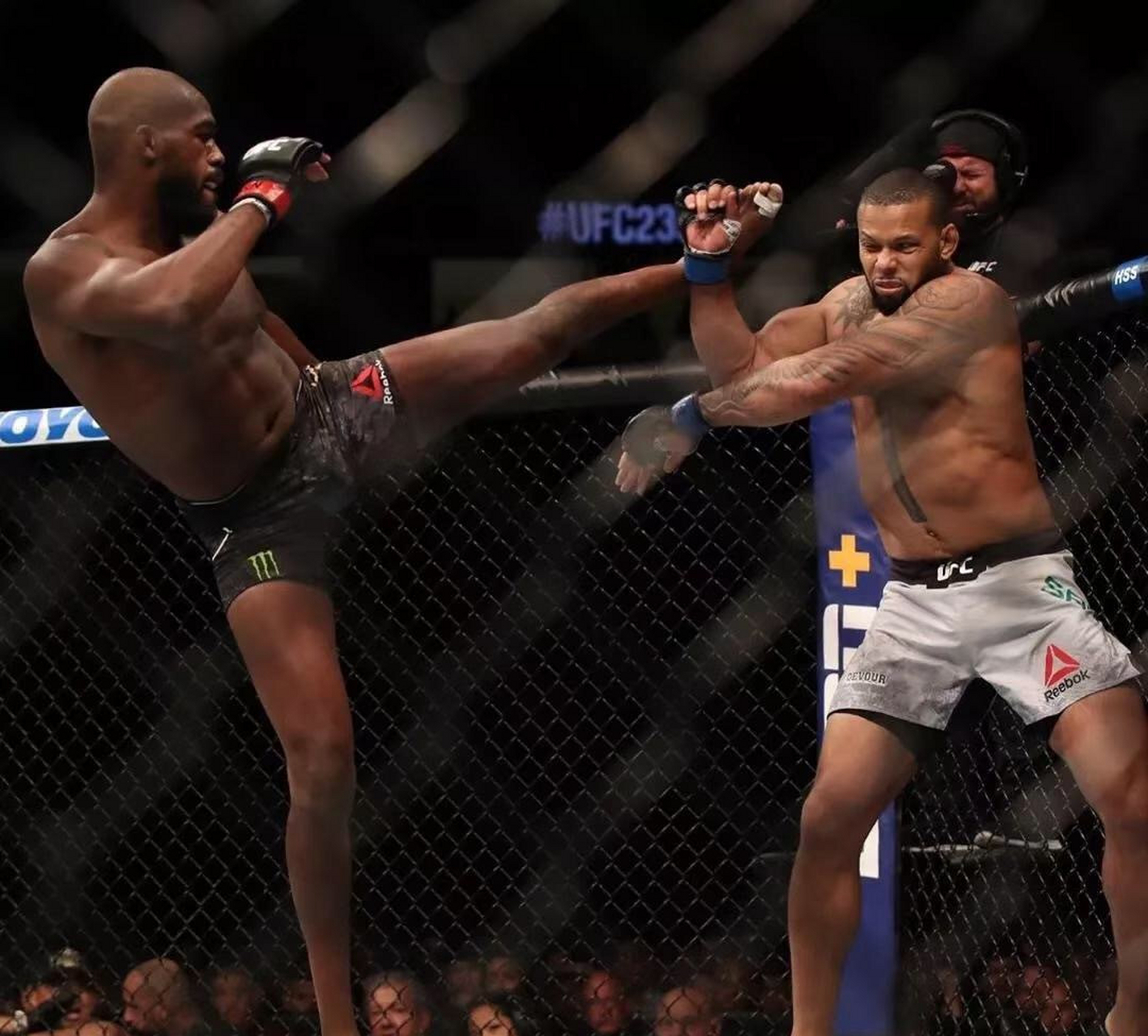 乔纳森·德怀特·琼斯(英语:jonathan dwight jones,1987年7月19日—)