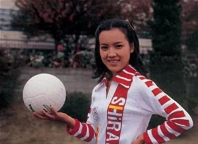 1983年的一个夏日傍晚,马云独自一人坐在杭州某电视厅的最后一排,投入