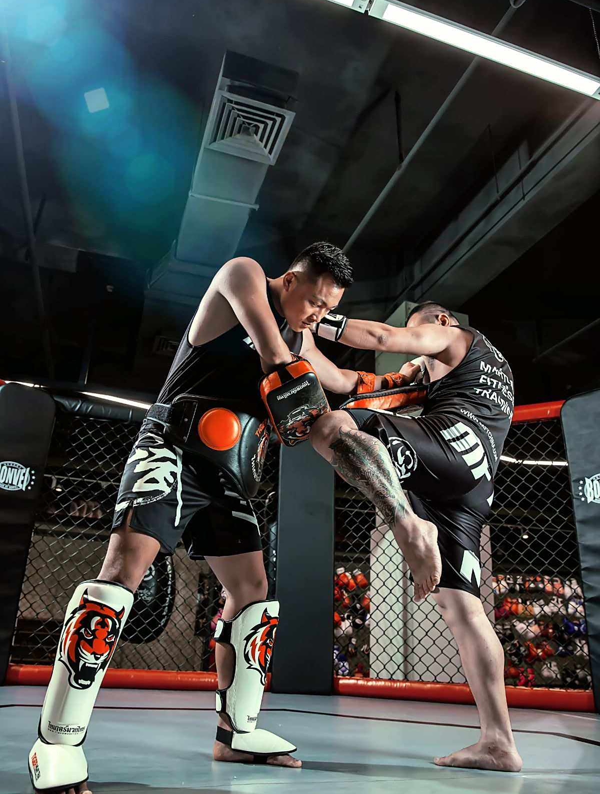 美国男子很高傲,不碰拳直接走开,新疆小伙一脚将其踢飞(2)-度小视