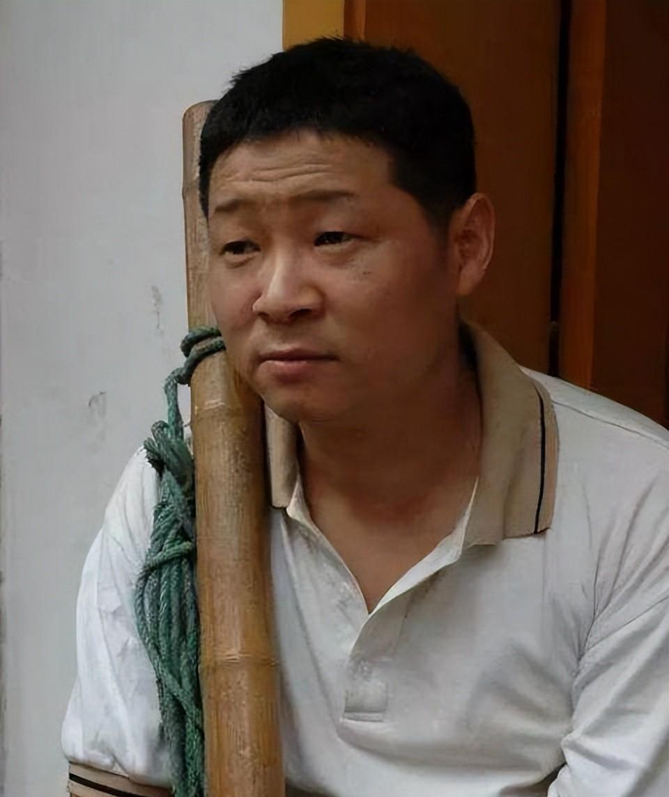 三德子赵亮娶小15岁娇妻退圈后隐居养鸡如今身价上亿