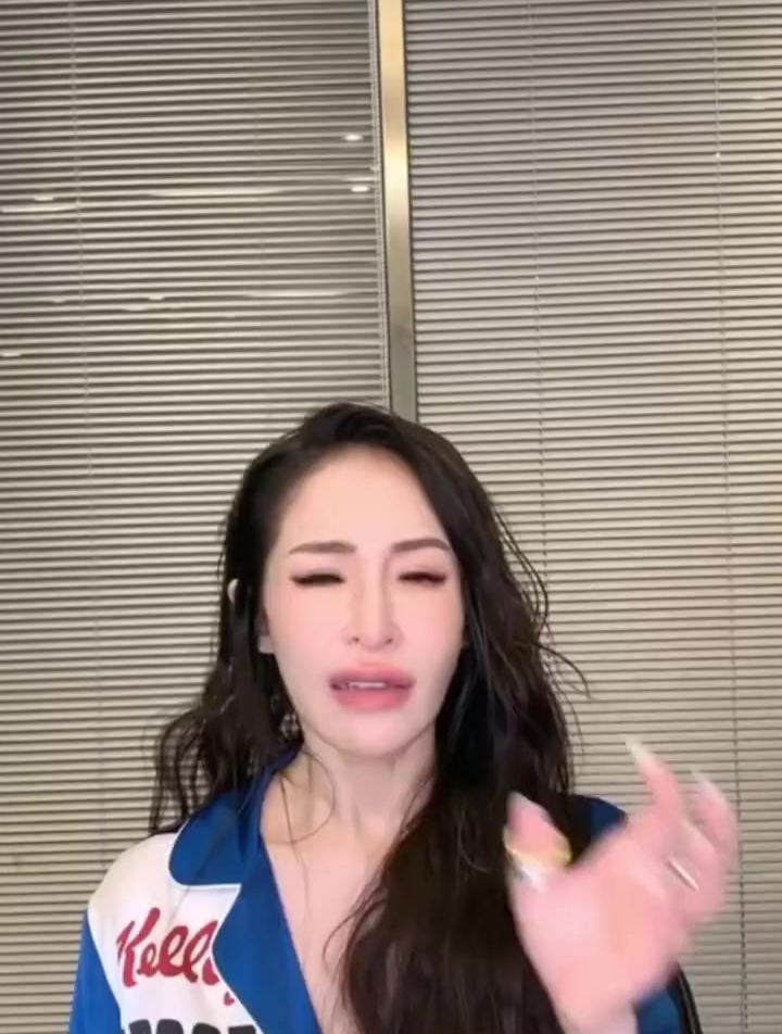 萧亚轩直播 预告明年会有一首最炸的新歌!