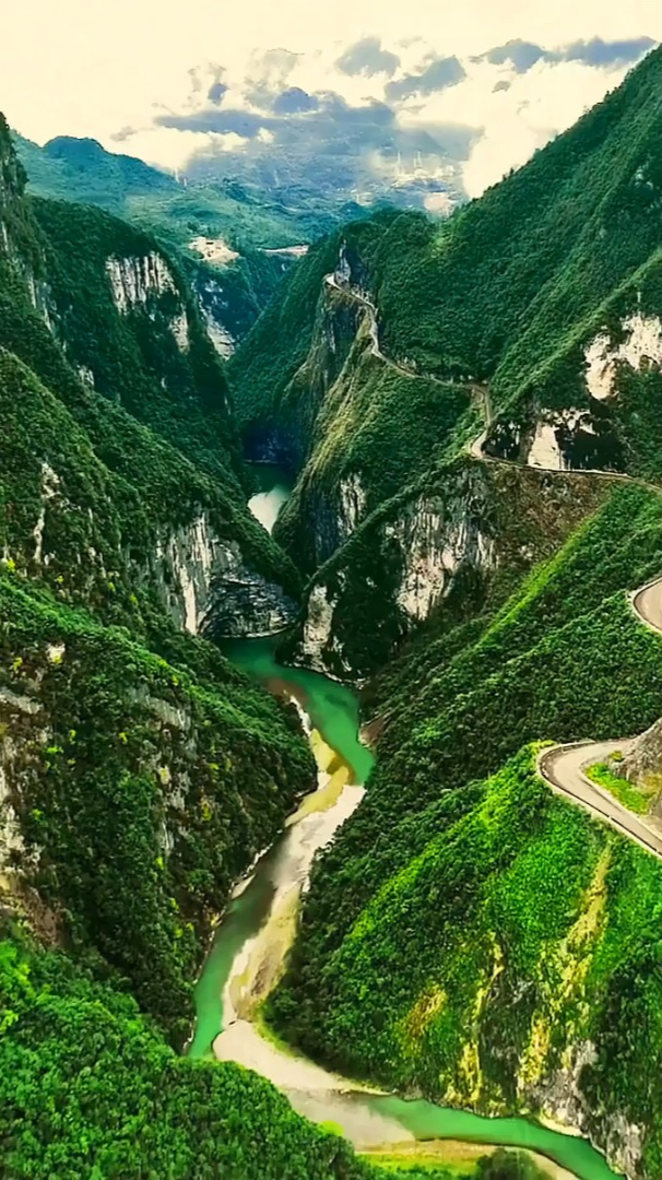 被好风景收买剩下的全是好心情!万丈雕崖绝壁公路航拍 山水如画