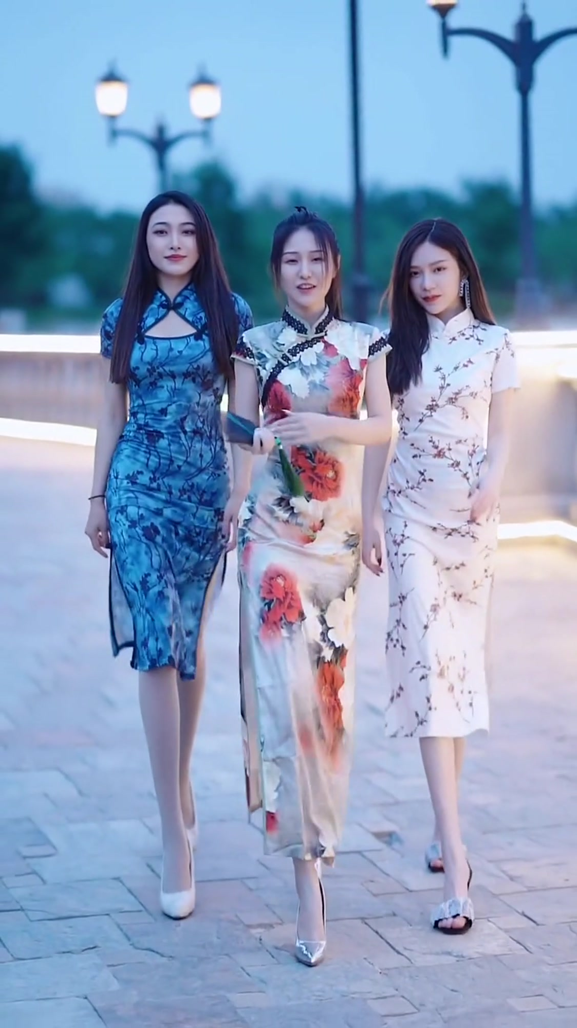 旗开得胜!小姐姐穿旗袍的样子真是太美了