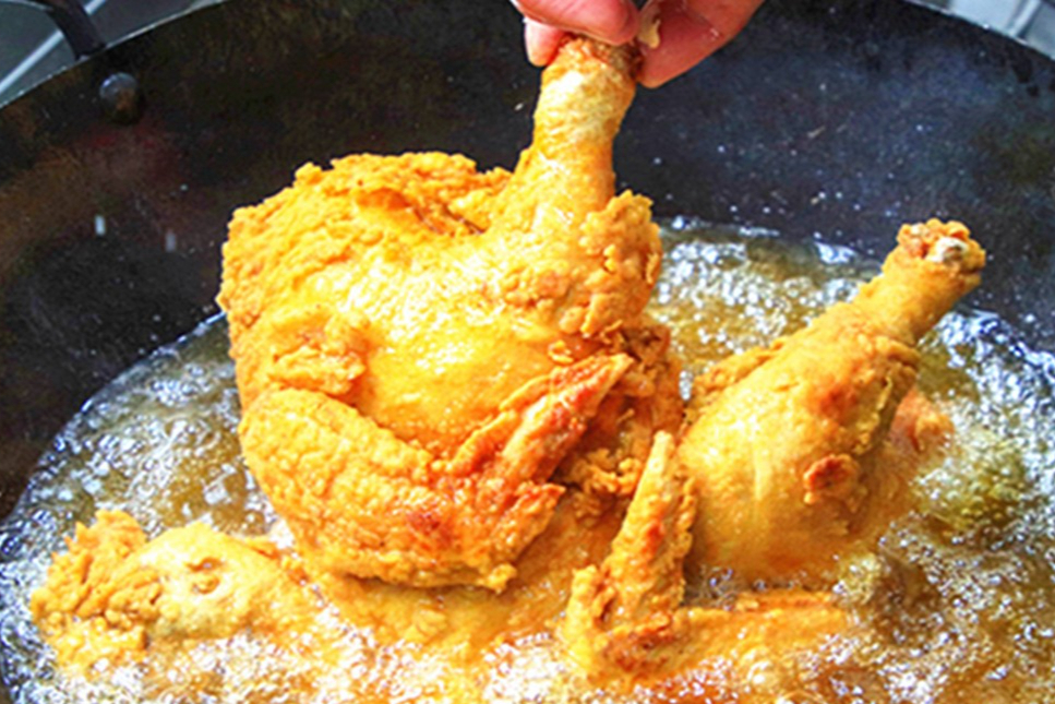 9实现炸鸡自由?肉软,皮脆喷汁的中式炸整鸡,配方免费送