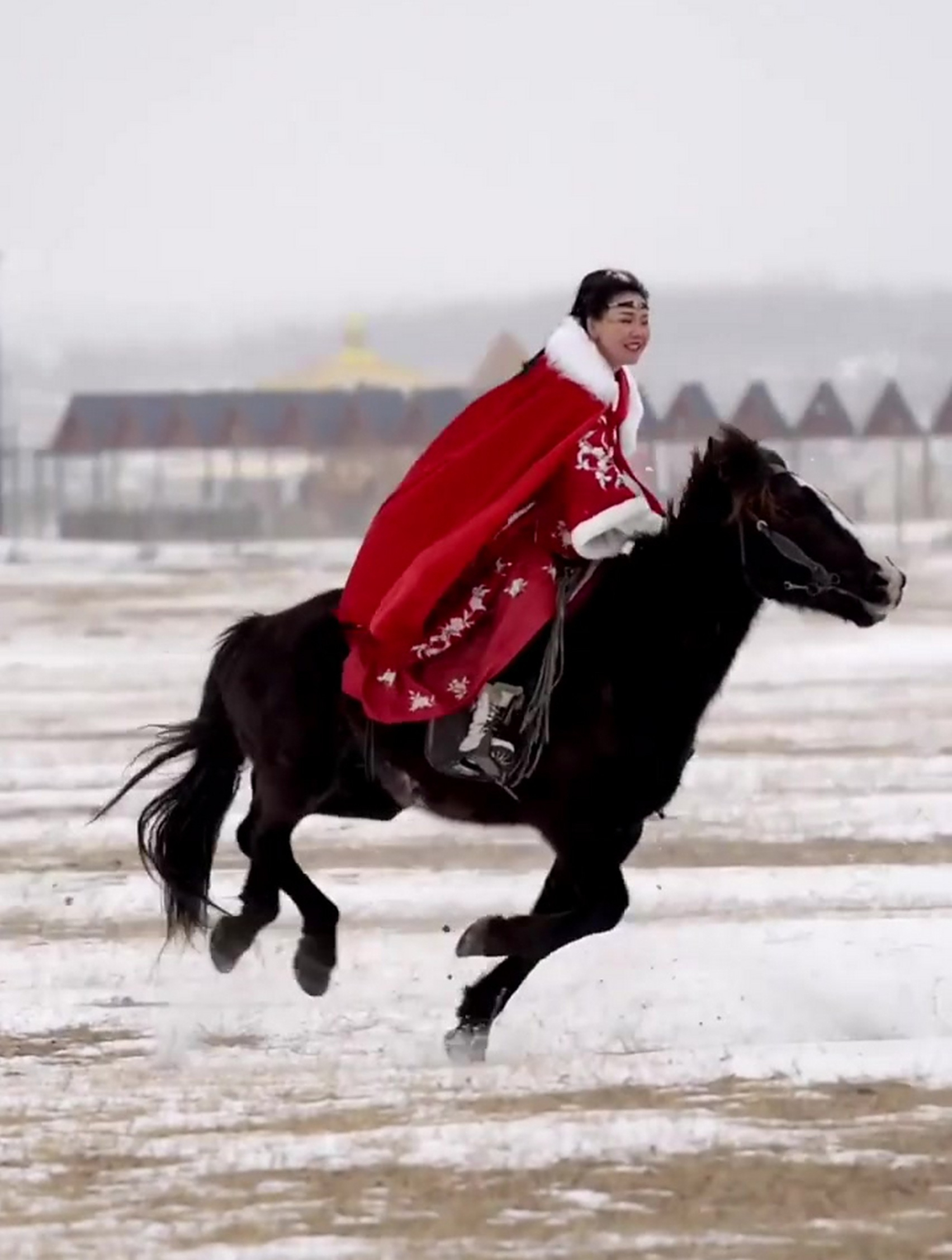 雪地骑马驰骋,真是男人的浪漫啊!-度小视