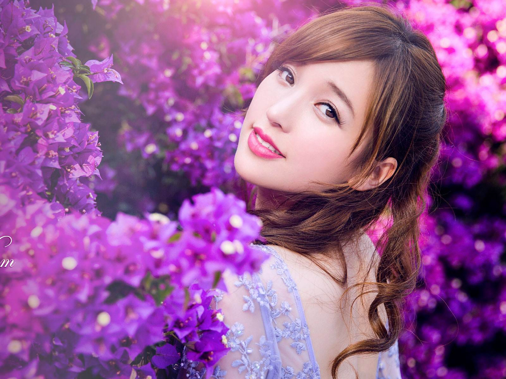 漂亮,稚嫩,单纯,灵动,美好,让人回想起十八岁的天空里那个记忆里的蓝