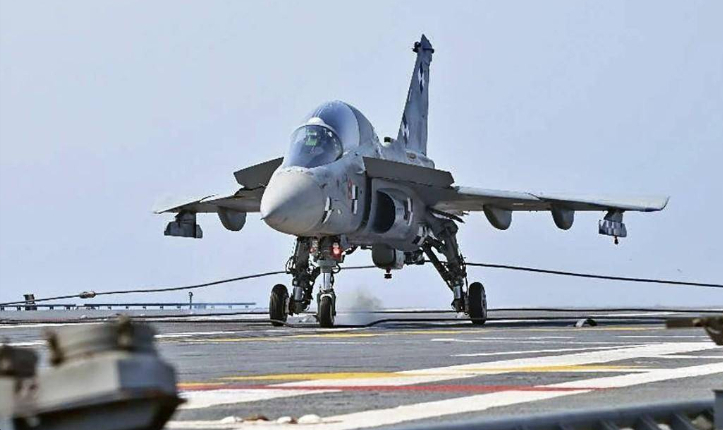 印度又闹笑话了,要么拆航母,要么改飞机,新买的舰载机放不进去