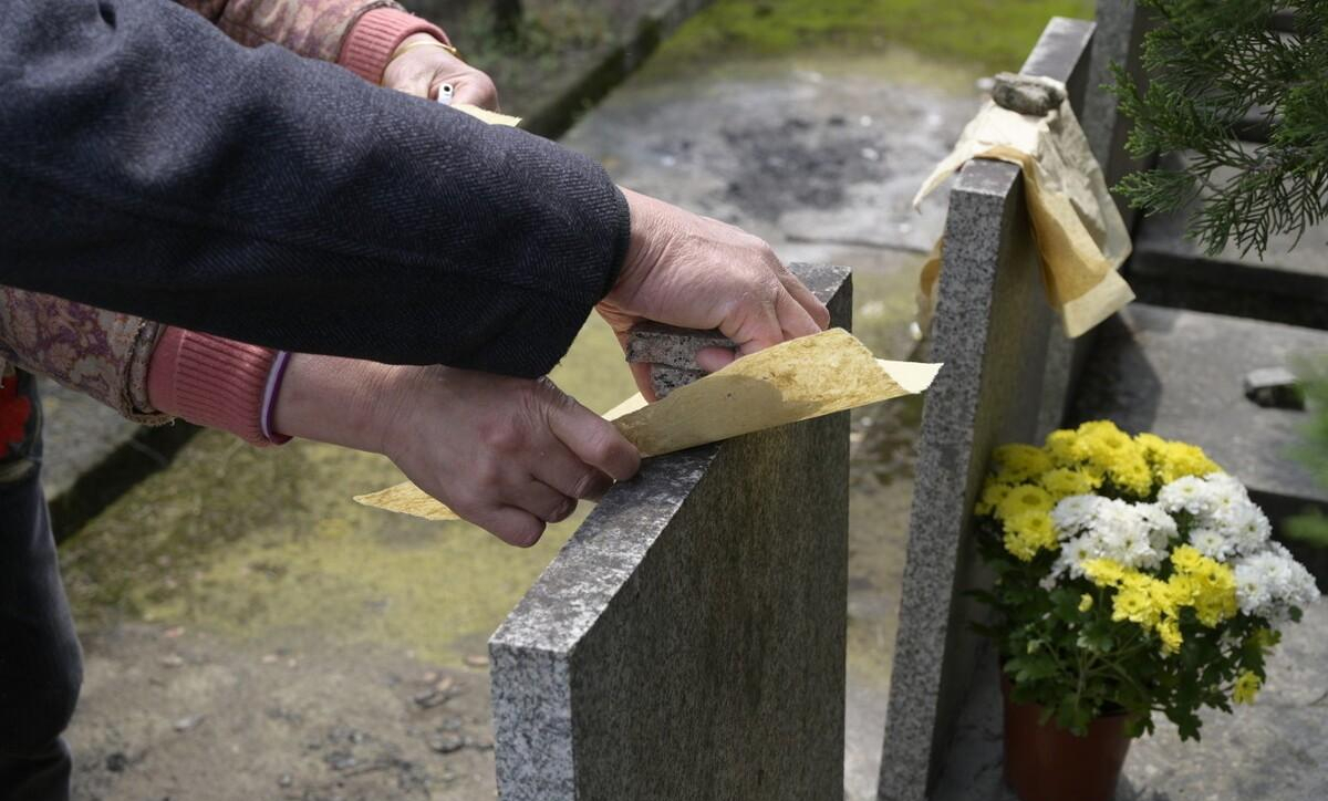 清明将至那些没有续费没有子孙祭拜的墓地骨灰会被挖出吗