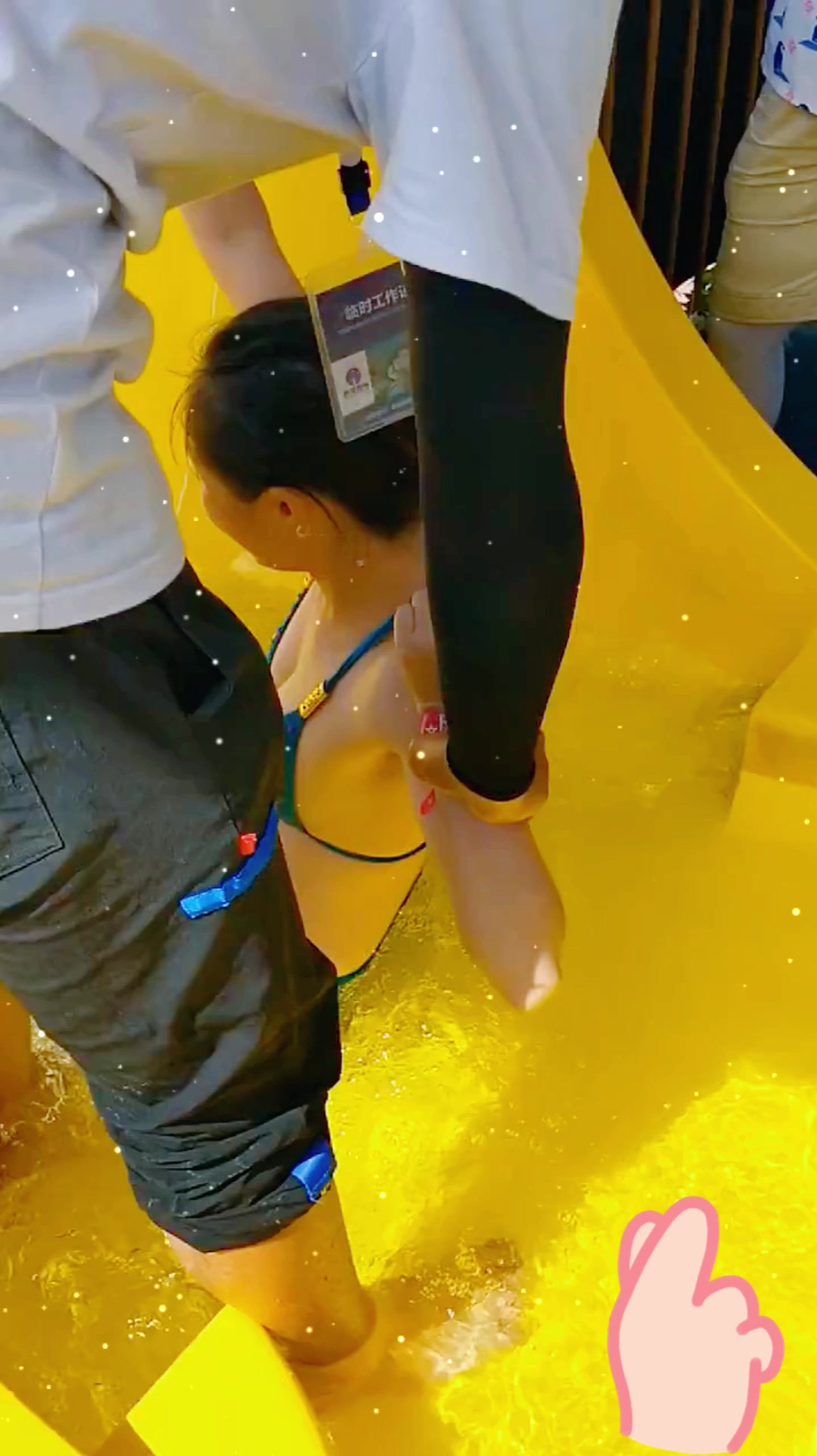 水上乐园拍到泳装美女皮肤白皙身材唯美是我喜欢的类型