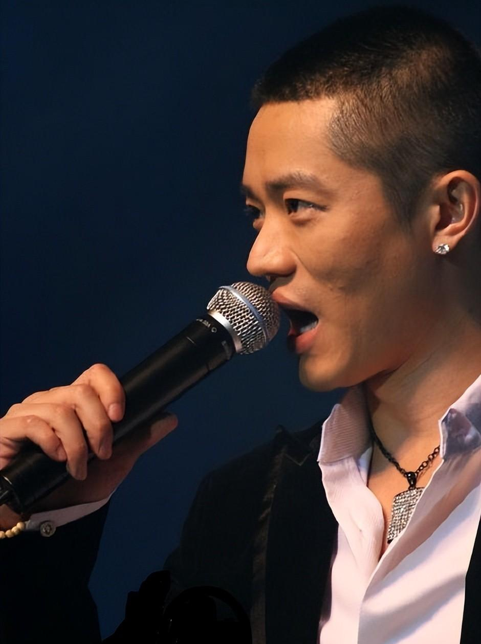 这一次,已经50岁的曾毅,"底细"全都被网友们扒了出来!