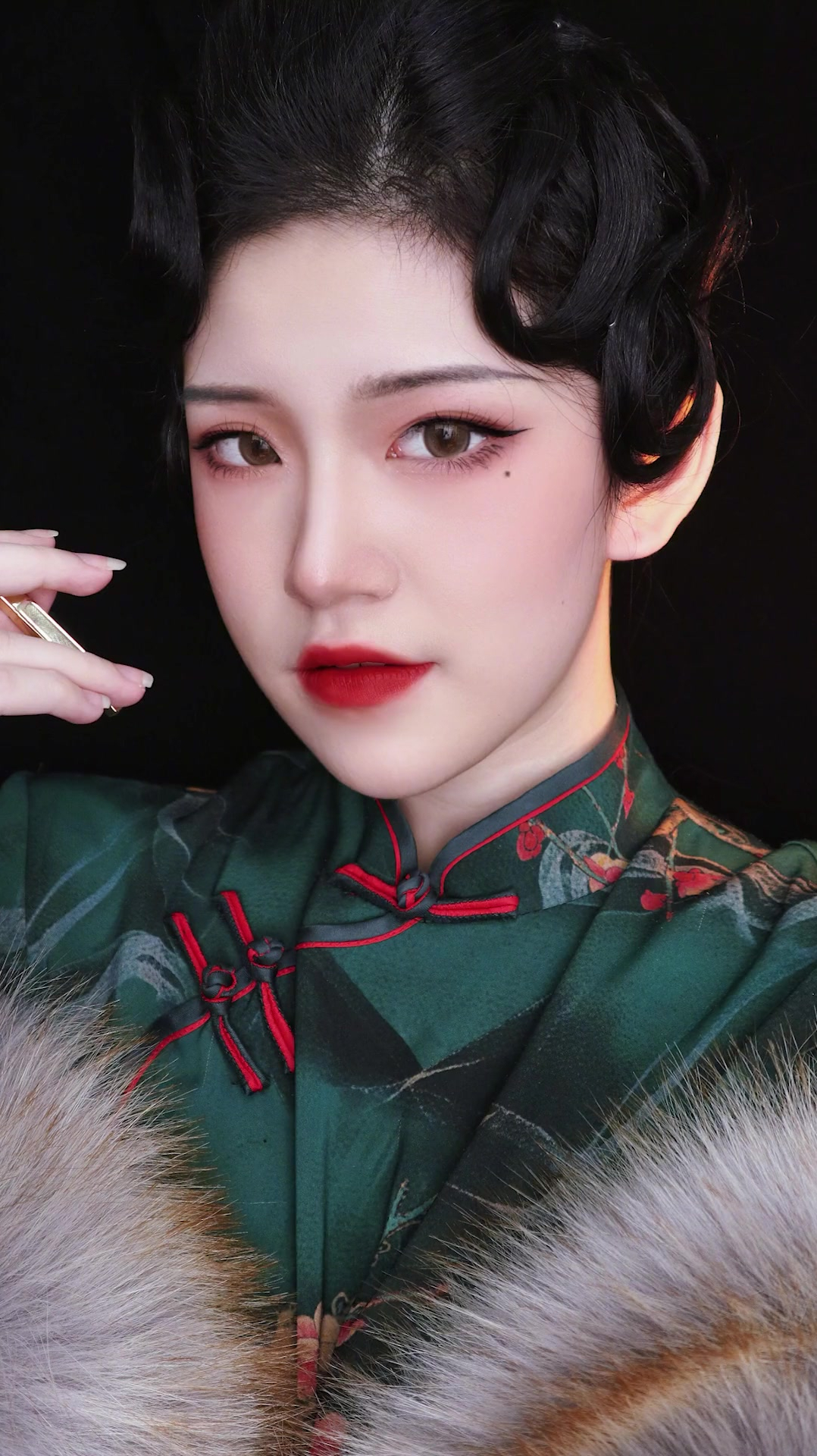 玉墨复古旗袍妆 透亮粉光肌=风情万种