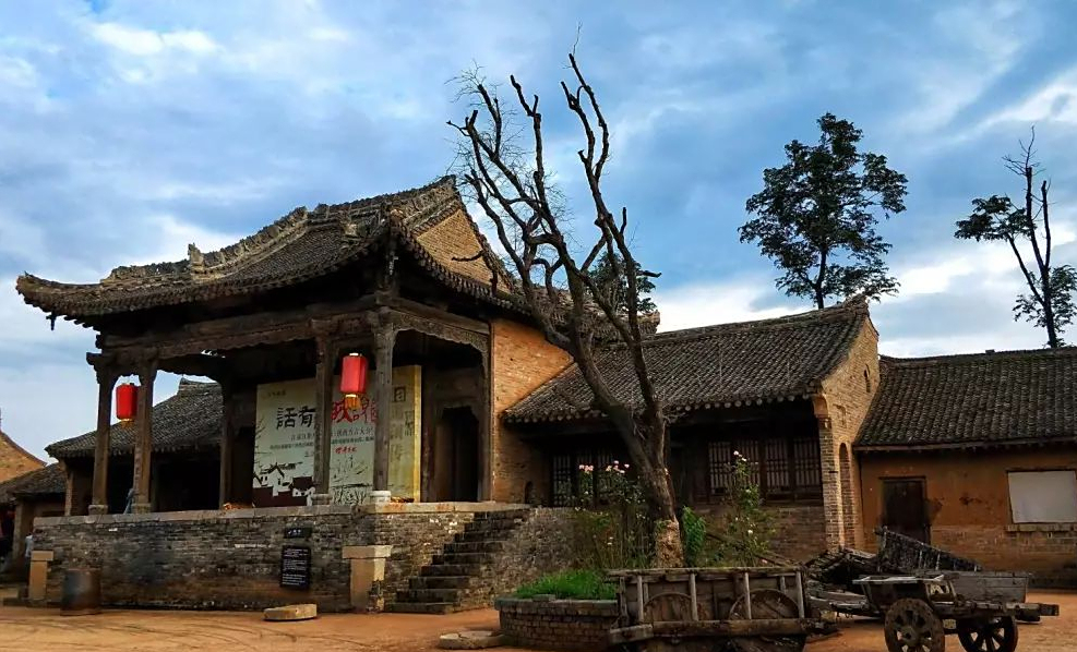 影片《白鹿原》中的祠堂与破窑这两个场景在镜头单位的场景中充当着