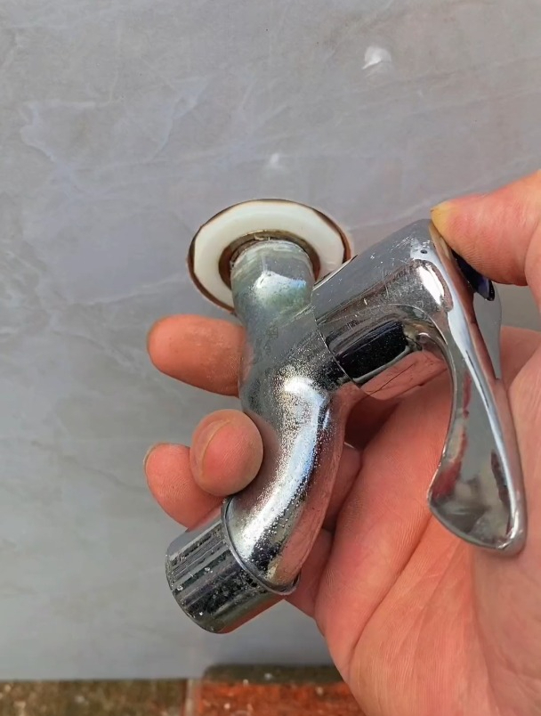 水龙头断在内牙里面 一招轻松解决