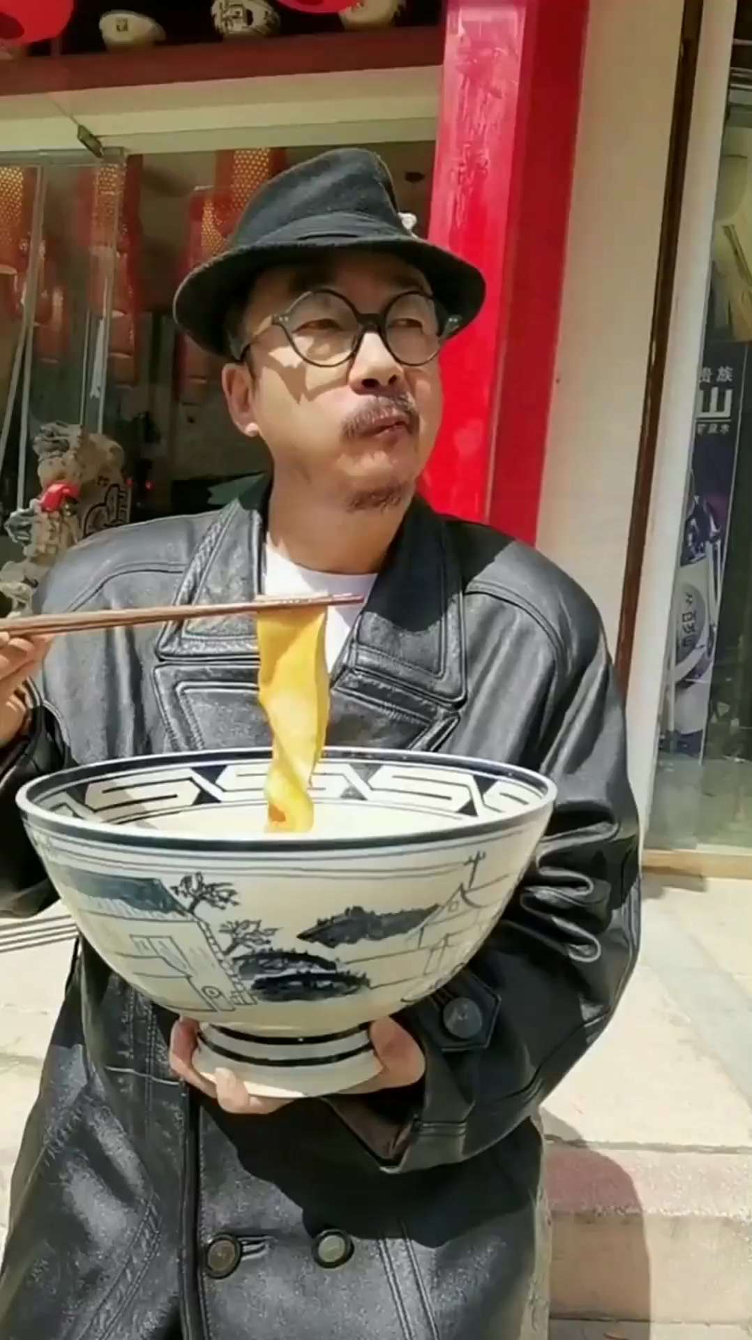 陕西大碗宽面,一碗八斤,到底是多好吃?-度小视