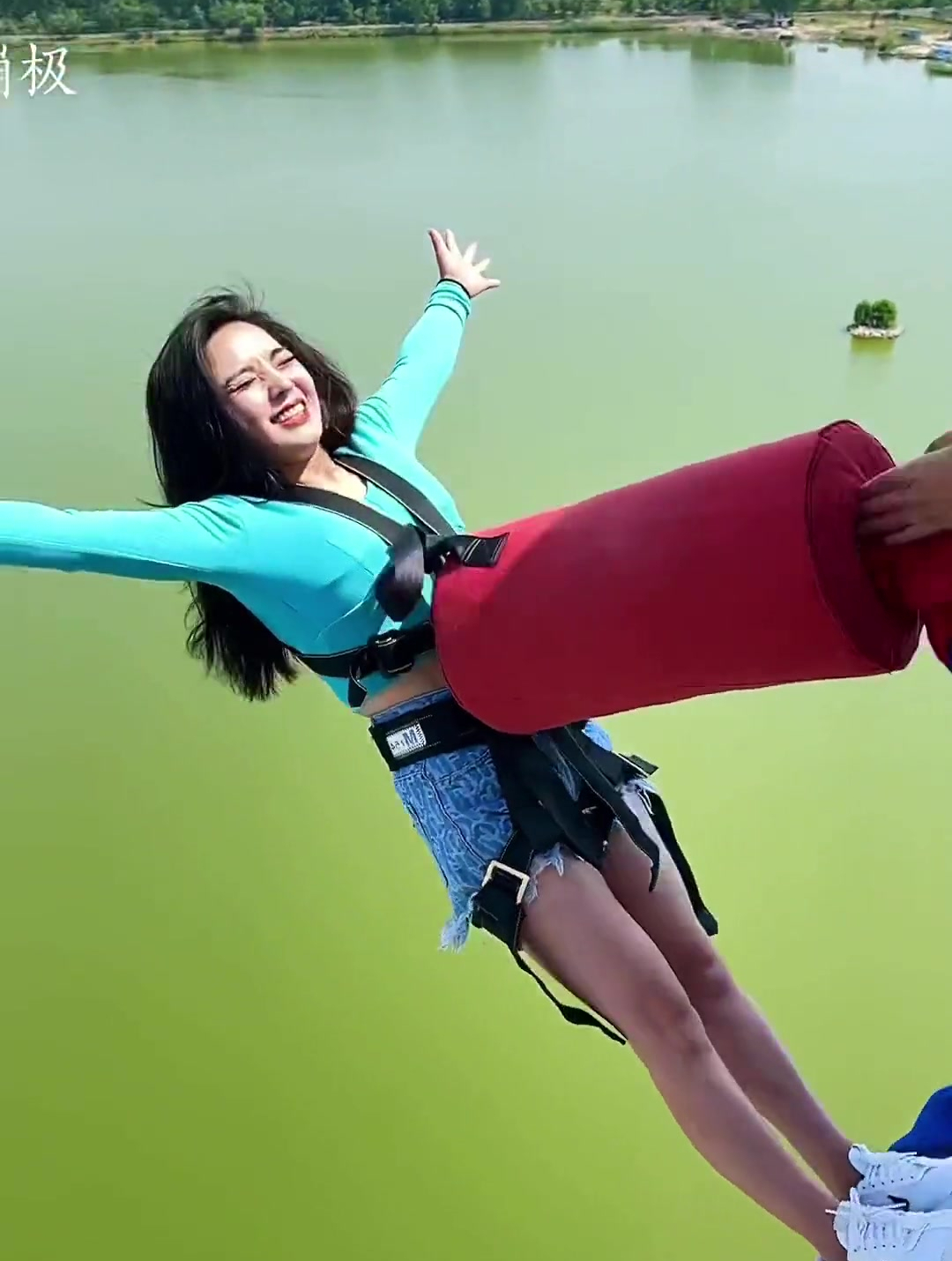 小姐姐挑战高空蹦极不料跳下去的时候鞋子掉了