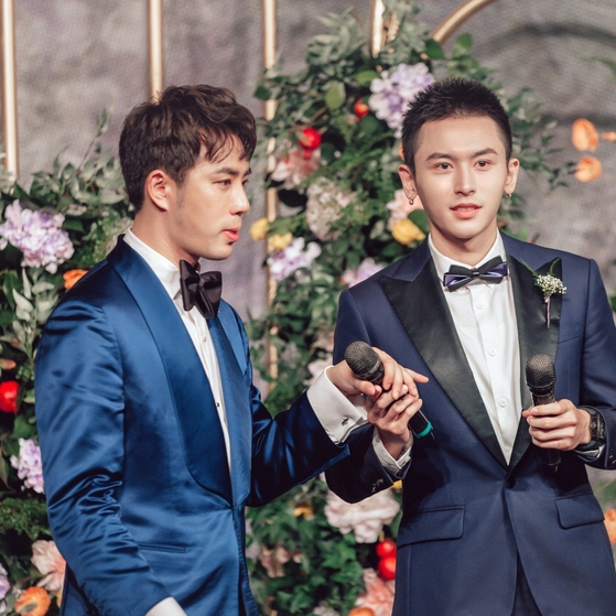 又一顶流翻车?张哲瀚口碑闪崩,赴日本神社参加婚礼触碰国人底线