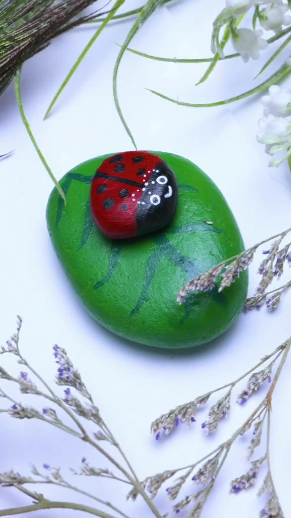 今天用石头来画小瓢虫