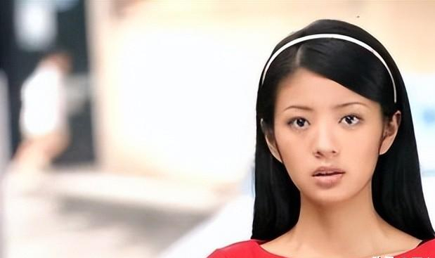 说起安以轩的成名,就离不开电视剧《斗鱼》.