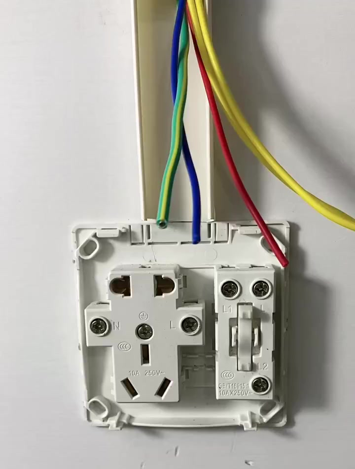 明装五孔双开关插座接线方法