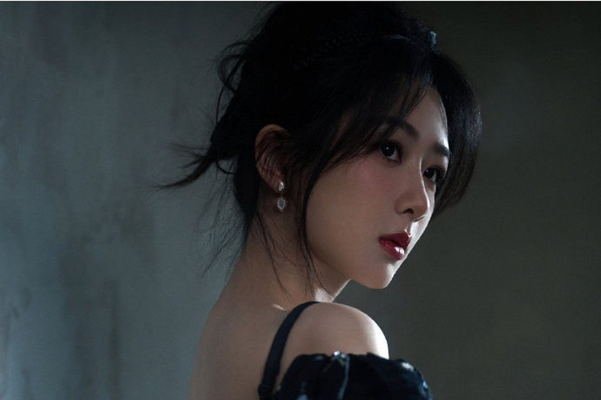 杨紫作为valentino的代言人出席了2024年早春系列秀场,穿着valentino