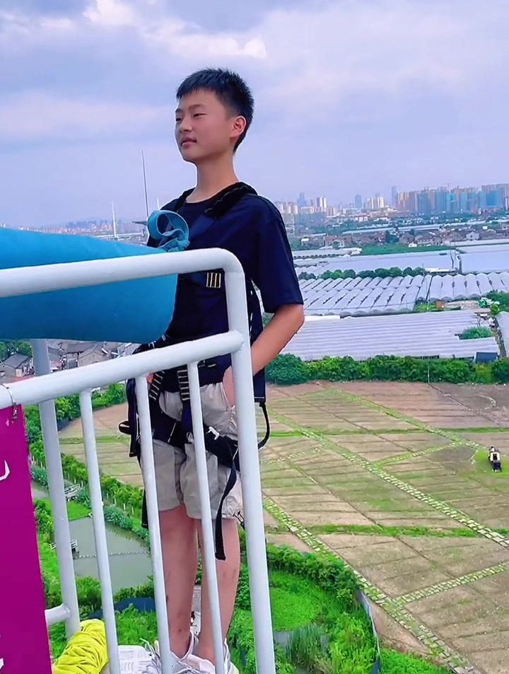 这个蹦极的小帅哥是谁家的小朋友啊长得太帅气了