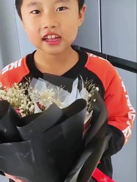 男孩扔垃圾遇男士送花失败,上前要过花拿回家送给妈妈-度小视