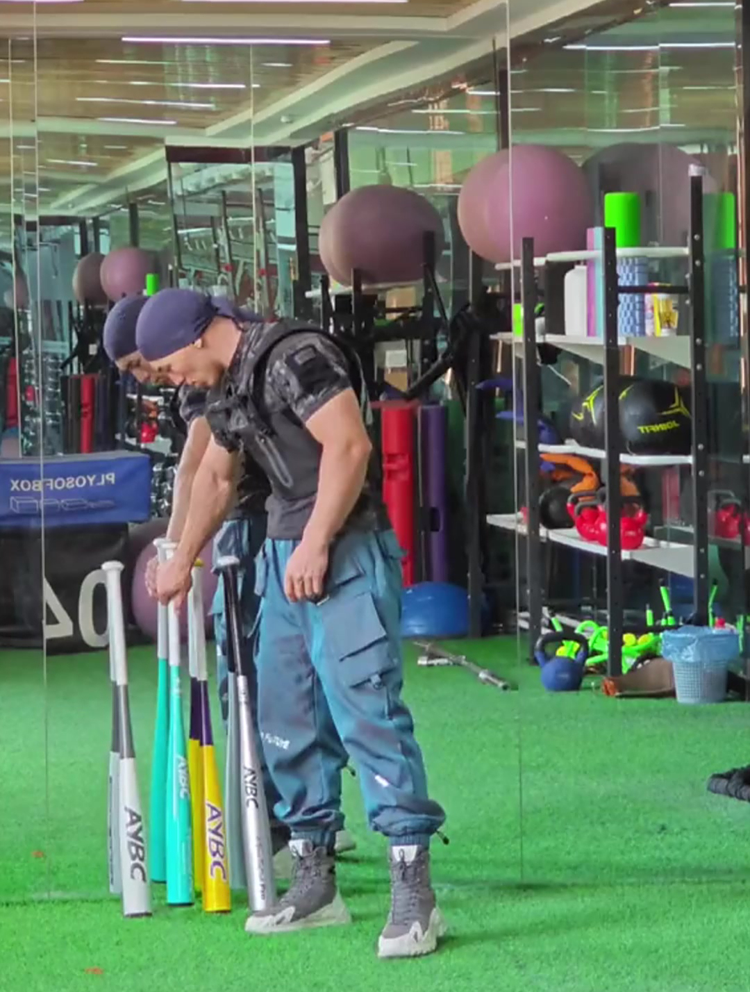 花式棒球动作,随便拿一个棒球棍,都能有这么高的熟练度!