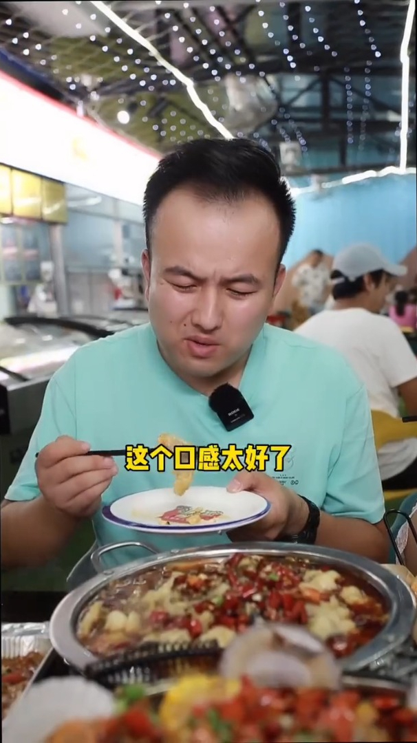 三哥又来吃扇贝王了这次带着表妹来的