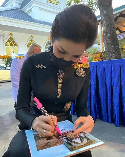 诗妮娜晒旧照笑容灿烂,身姿纤细小巧,收腰套装穿出小蛮腰