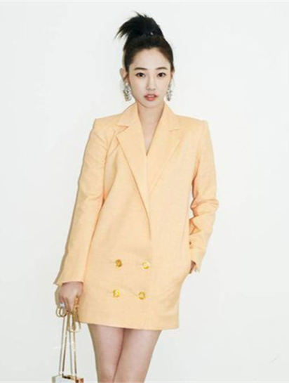 白百何真胆大!走红毯只穿一件西装外套,网友:不想看到都难7-度小视