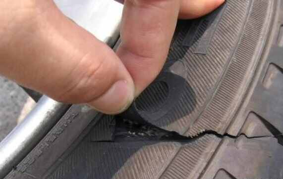 轮胎侧面蹭了一道裂缝,怎么看轮胎是否伤到帘子布