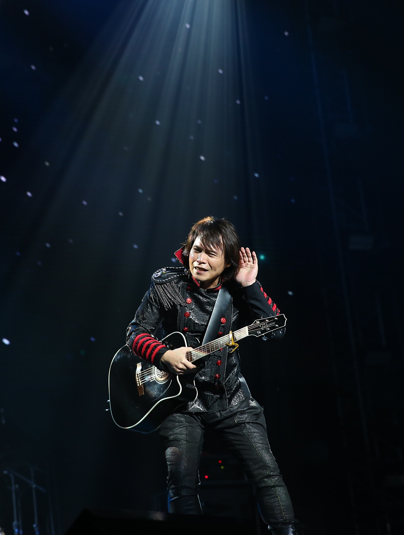 伍佰:自己开演唱会,观众买票唱歌给他听,别怪我嚣张就是这么牛-度小视