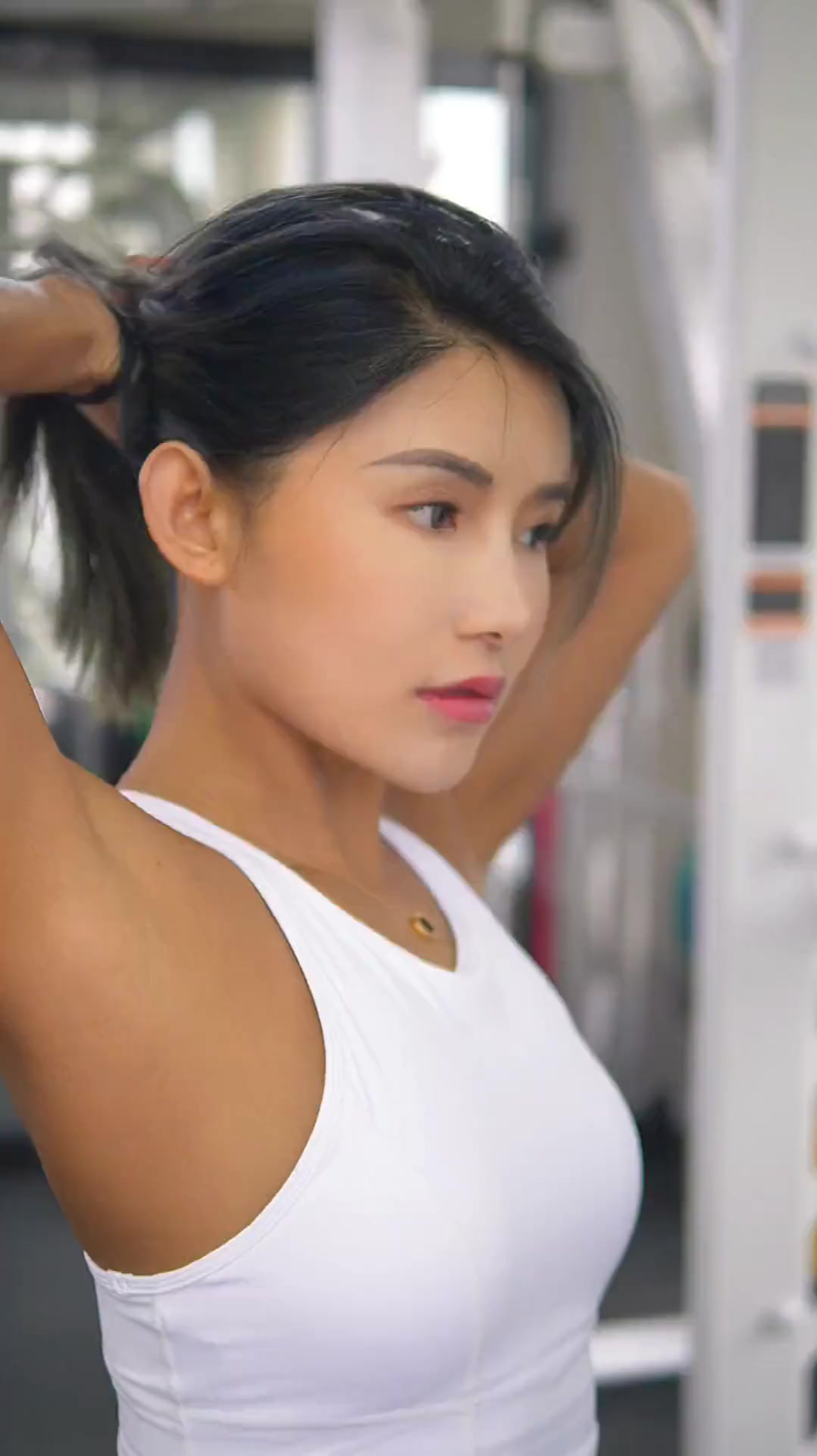 健身房的美女教练,虽然肤色黑了点,但这身材真是前凸后翘-度小视