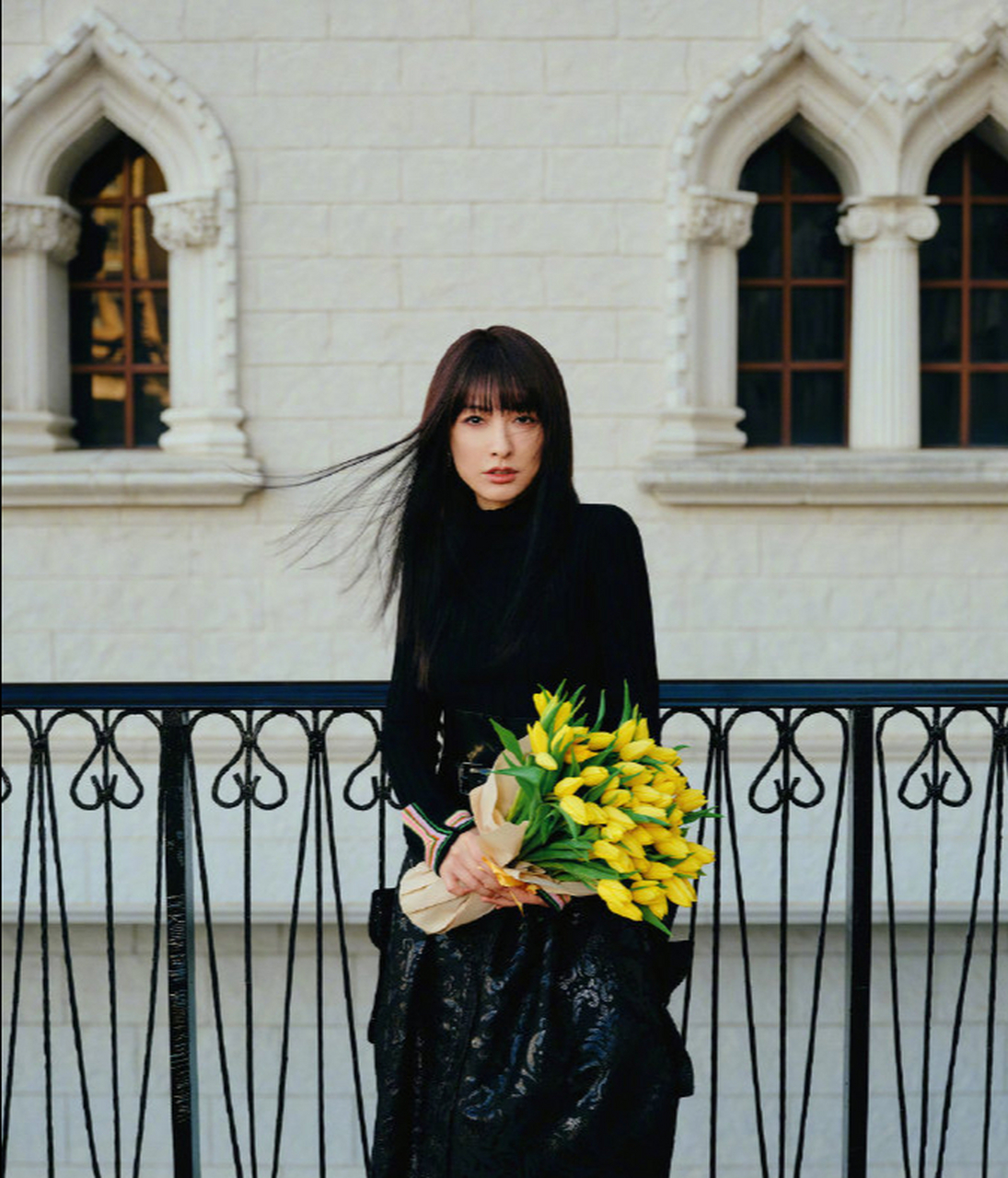 吴昕 《旅游天地》十二月刊封面大片释出,封面上的吴昕,身着宽腰带束