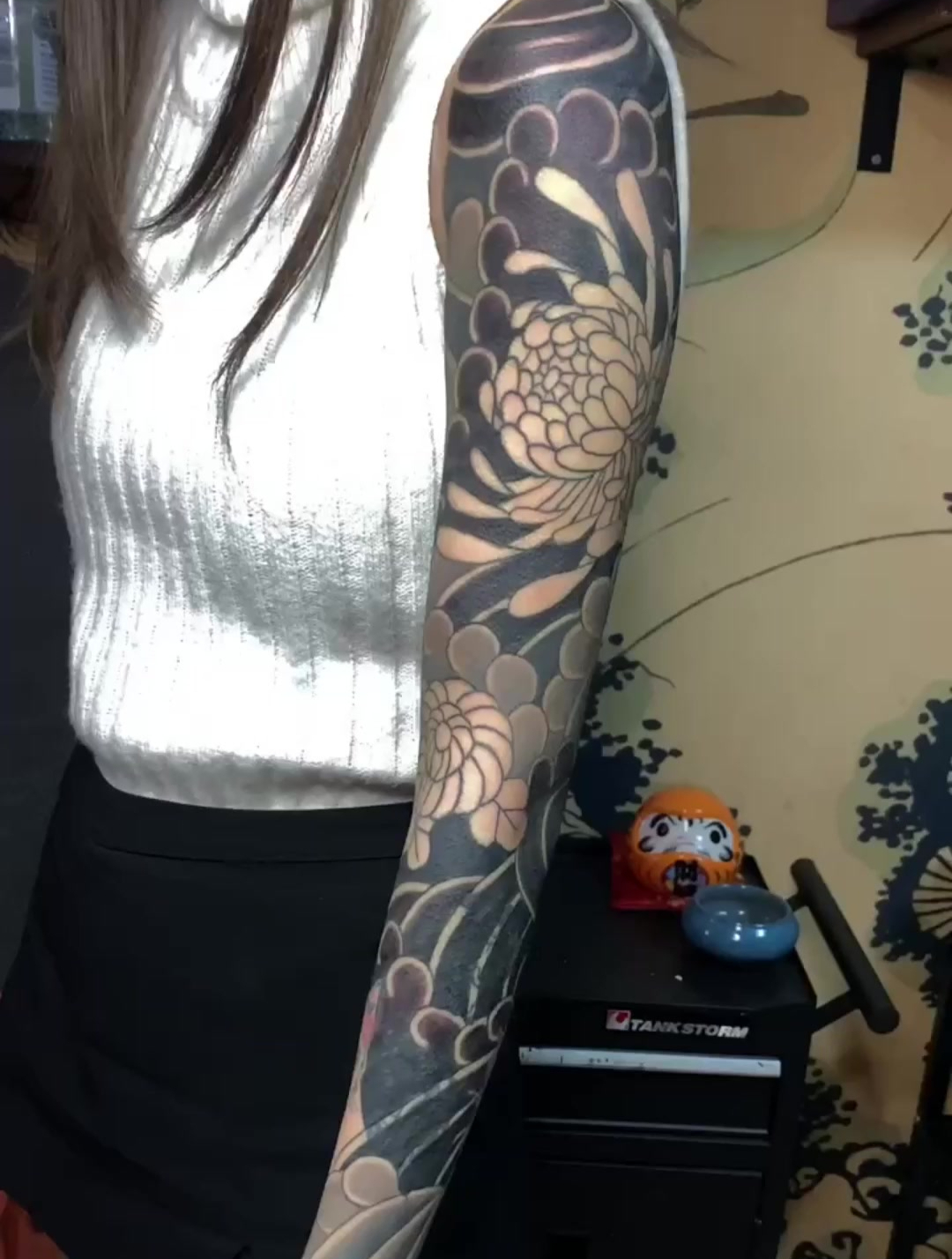 妹妹又去纹身了,刚成年就纹了个大花臂,这一胳膊怎么能去掉?