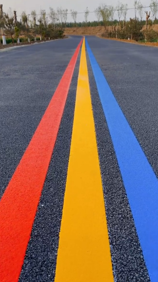 绘制彩色标线贯穿乡间小路醒目的色彩提高安全性