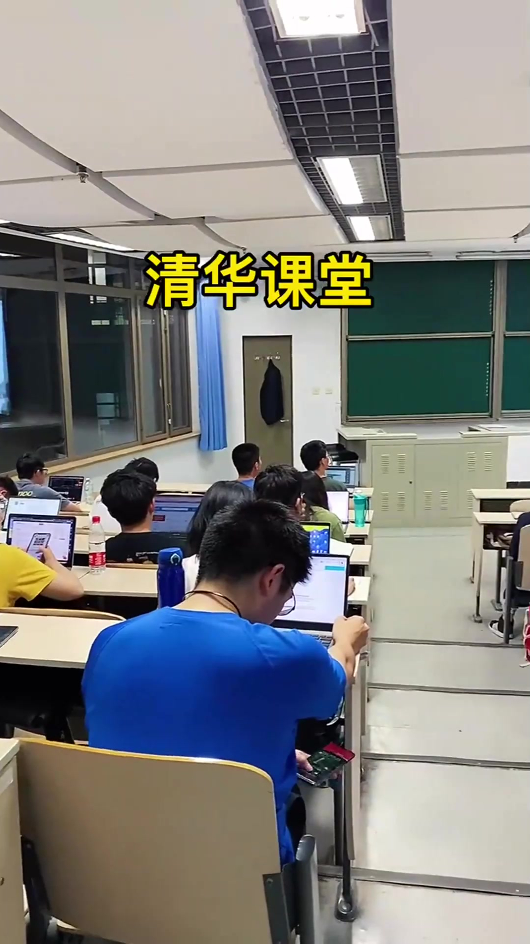 清华大学的晚自习,人手一台笔记本,原来学霸都是这样学习的!