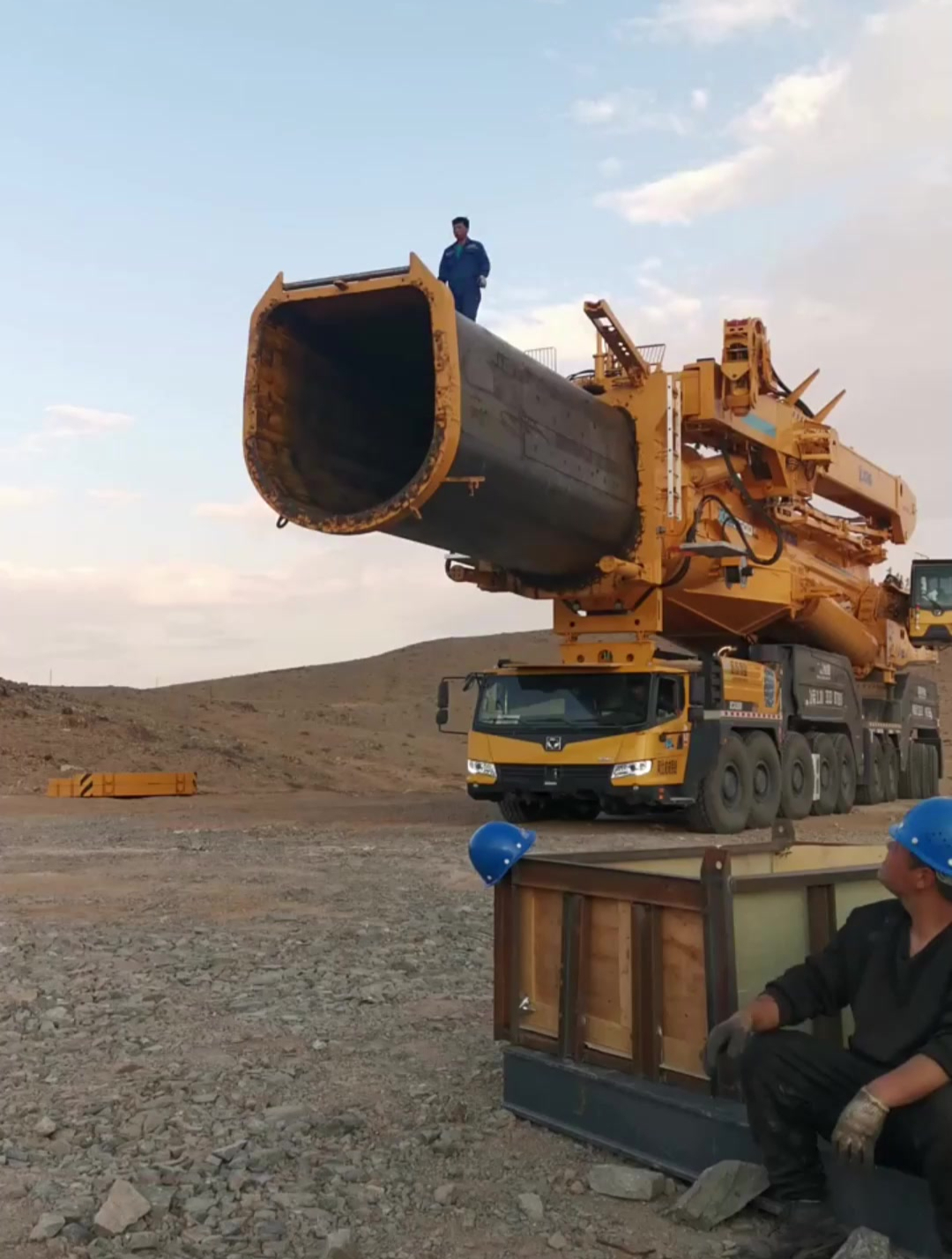 矿场内的巨型吊车,跟大炮似的,一般人没实力驾驭吧