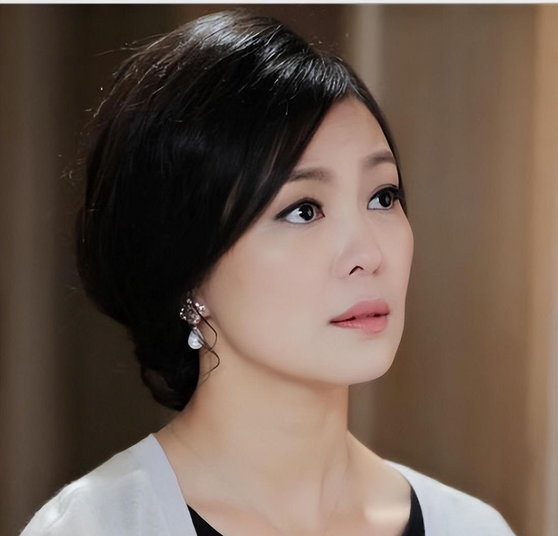 演员荣蓉:离婚又再婚,与丈夫恩爱18年,两个女儿比她还漂亮