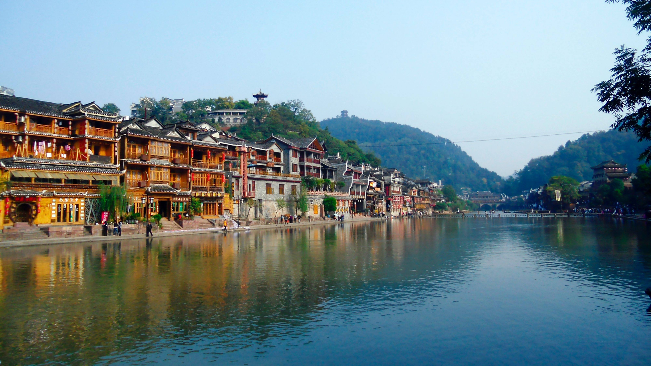 凤凰古城,位于湖南省湘西土家族苗族自治州,是一座充满历史韵味和民族