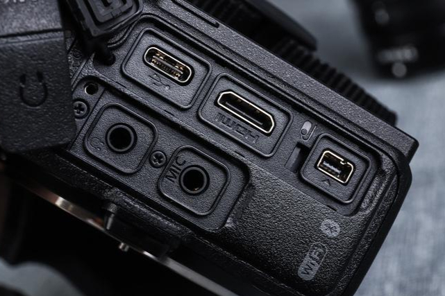 5mm手机耳机和mic接口,以及hdmi接口,都有拍摄视频的要求.