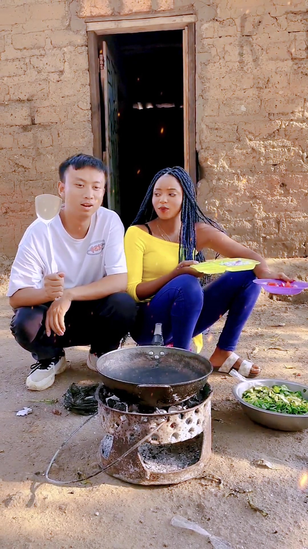 非洲媳妇教中国小伙做饭,眼前的一幕,咱也不知道他能不能听懂!