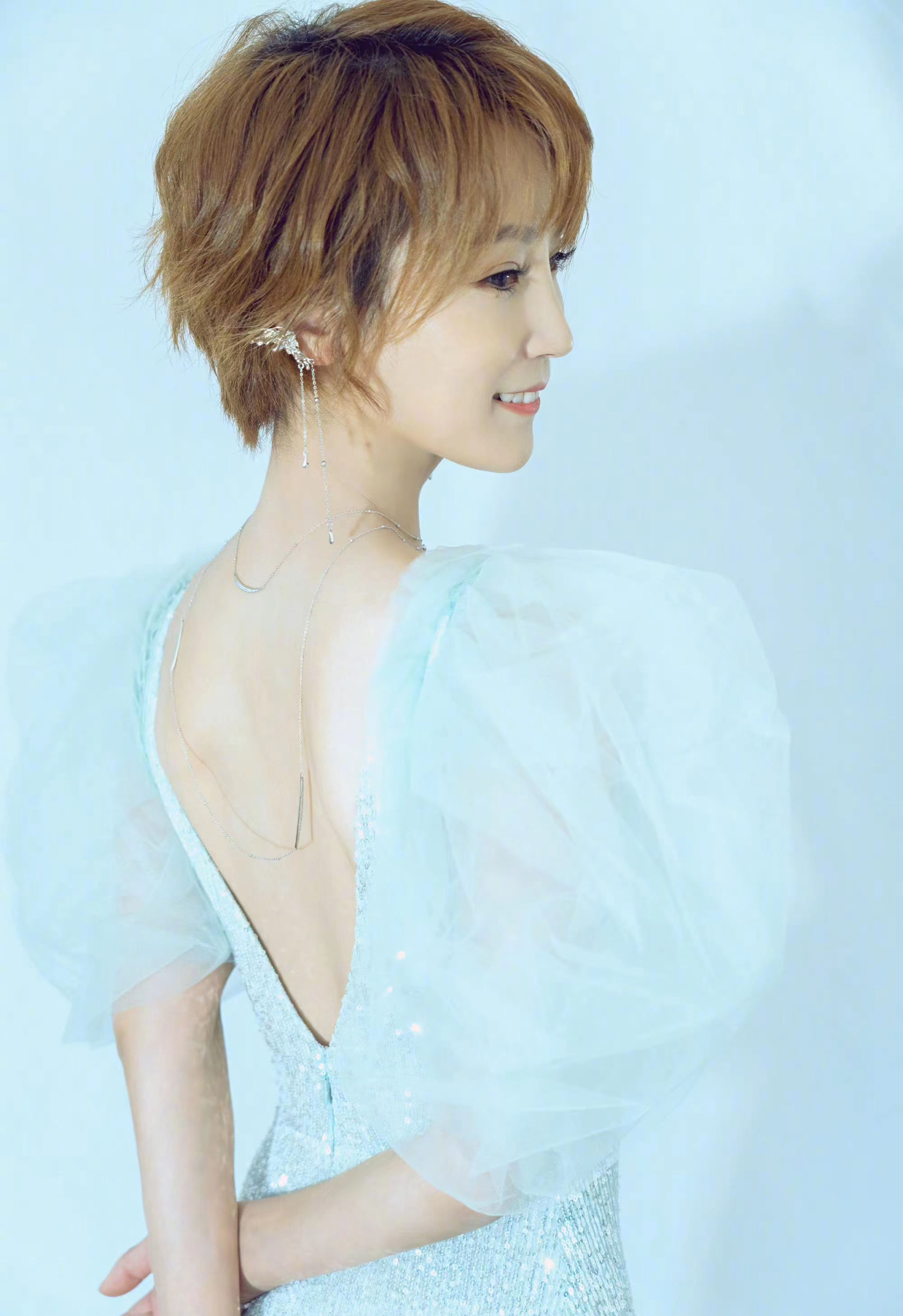 谢楠陪伴两儿子逛动物园,搞怪拍照白虎合影,反差场面挺少见